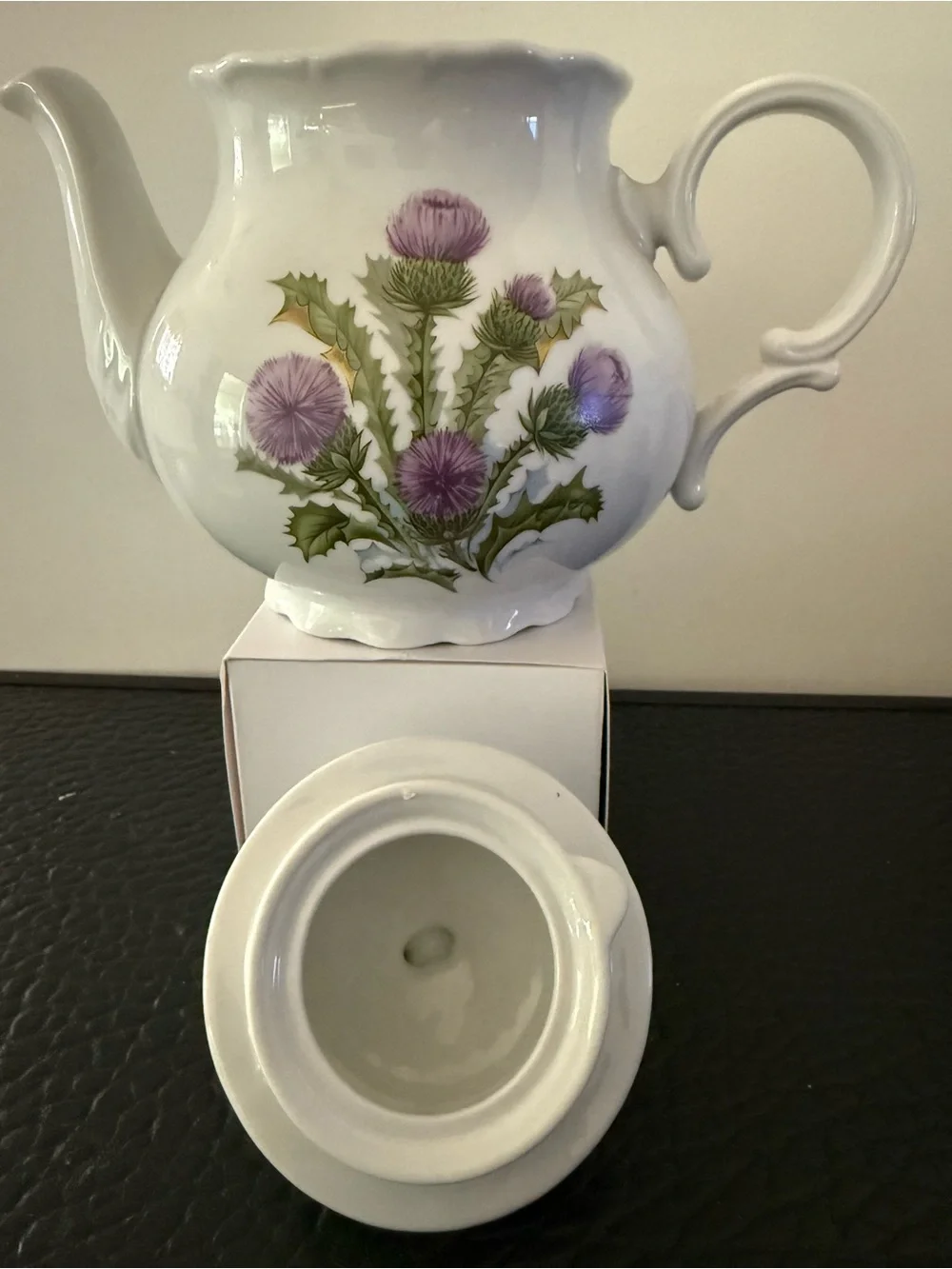 Thistle motifs Teapot With Lid Pre-Owned 7.5